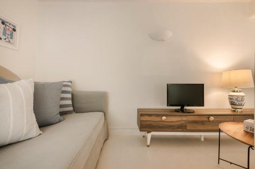 Hydra Hotel - image 5