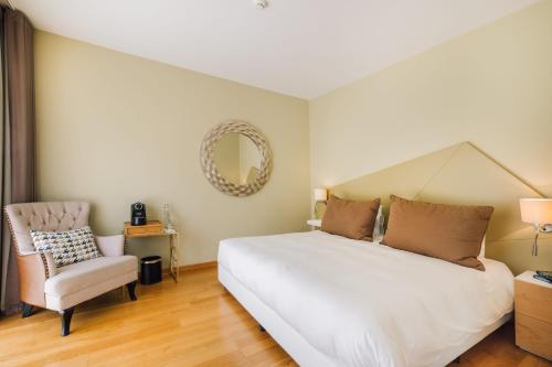 1 king bed, 1 sofa bed