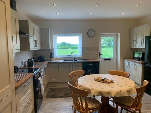 Cocina, Woodside Retreat with Luxury Hot Tub in Retford