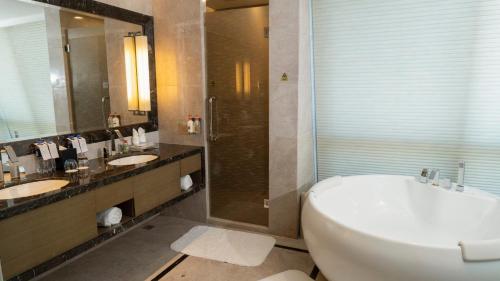 555507896 Crowne Plaza Wuxi Taihu by IHG