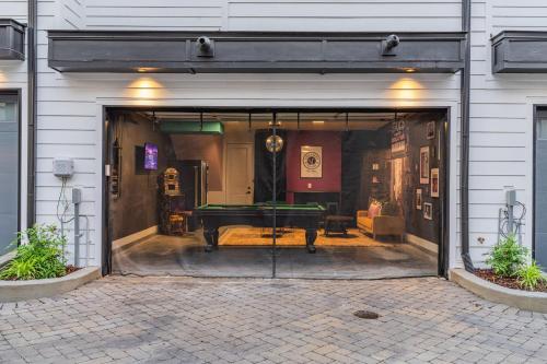 Rooftop Hot Tub & Game Room - 3 Miles to Downtown in Nashville, USA