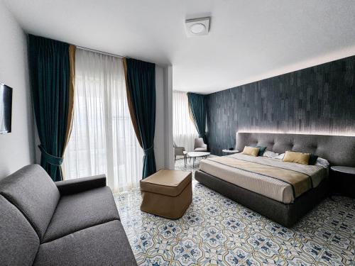 Mediterranea Hotel & Convention Center in Салерно