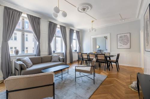 Large Flat with Canal View in Central CPH City