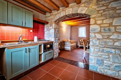 廚房, 塔勒頓生態旅館 (Taleton Eco Guest House) in 法里斯