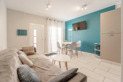 WELCS CASA ADOSADA 144 EMP con piscina comunitaria in Montjoi