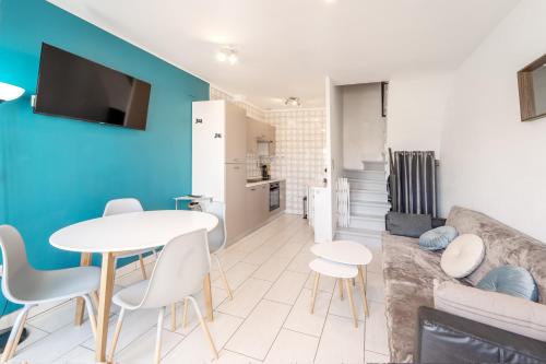 dapur, WELCS CASA ADOSADA 144 EMP con piscina comunitaria in Montjoi