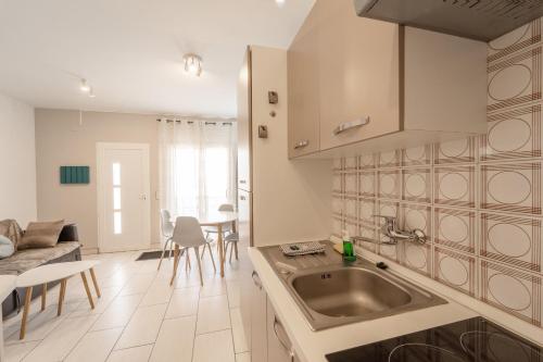 dapur, WELCS CASA ADOSADA 144 EMP con piscina comunitaria in Montjoi