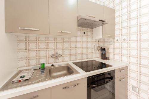 dapur, WELCS CASA ADOSADA 144 EMP con piscina comunitaria in Montjoi