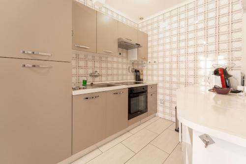 dapur, WELCS CASA ADOSADA 144 EMP con piscina comunitaria in Montjoi