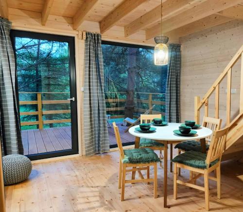 Wood Land Liswarta domki w drzewach in Niwiska