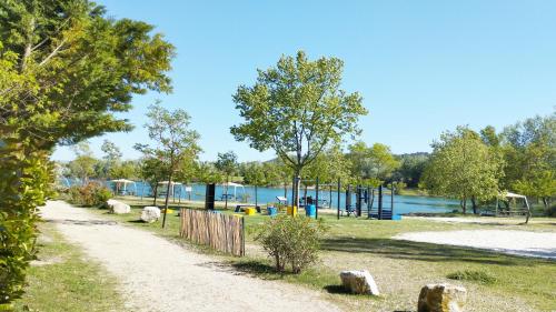 Mobil Home vue sur le lac dans un camping 4 étoiles à Cadenet - Camping - Cadenet