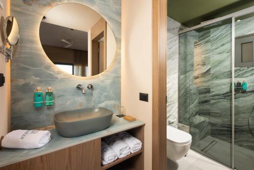 Deluxe Triple Room with Pool View image 10
