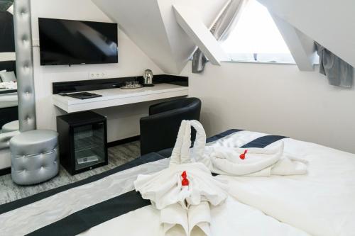 2 twin beds
