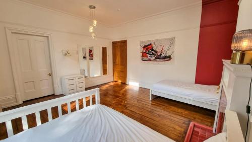 Sleeps 20 Stunning Ashton Mansion in Ashton under Lyne