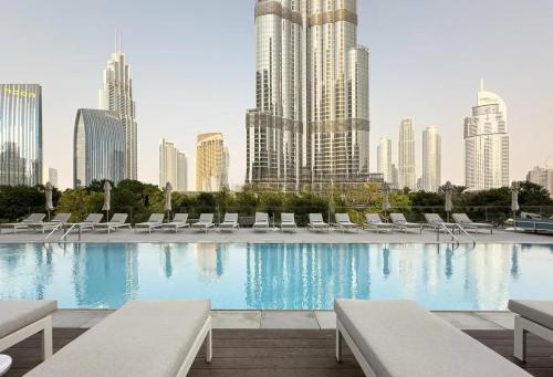Luxury Minimalist Apartment With Spectacular City Views - main image