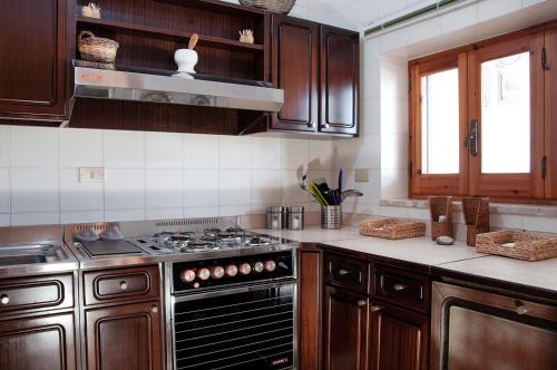 Konyha, Villa Almandia, Capitolo, Monopoli in Capitolo