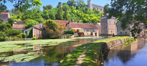 Skats, Ferme du 17ème siècle et jardin (Ferme du 17eme siecle et jardin) in Druyes Les Belles Fontaines