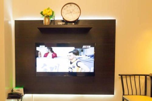 Charming City Center Studio Apartment - Tap to explore photos