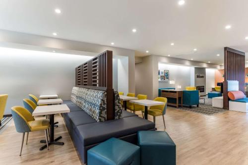 MainStay Suites - image 11