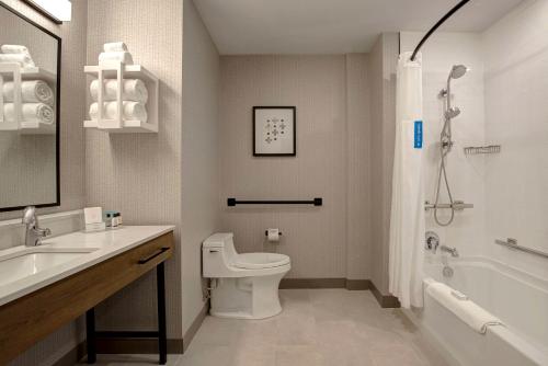 King Room with Kitchenette - Mobility/Hearing Accessible image 3