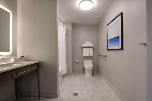 King Room with Kitchenette - Mobility/Hearing Accessible image 2