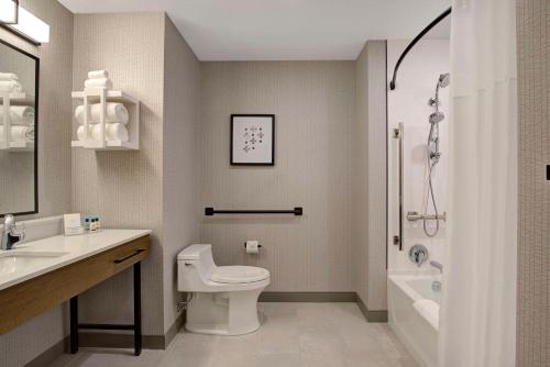King Room with Kitchenette - Mobility/Hearing Accessible image 1