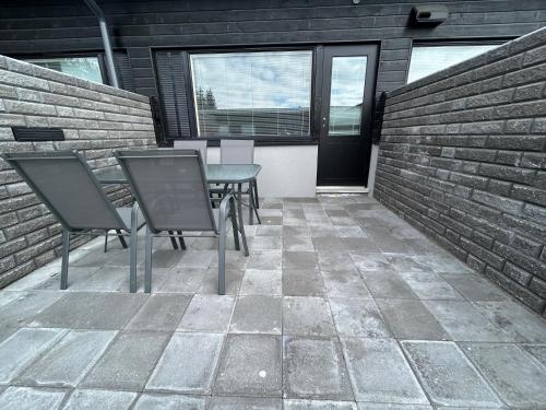 Kyllikinsola 18 B5 Tilava 52 neliöinen rivitalokaksio 1-5 henkilöä (Kyllikinsola 18 B5 Tilava 52 nelioinen rivitalokaksio 1-5 henkiloa) in เซย์นาโจคิ