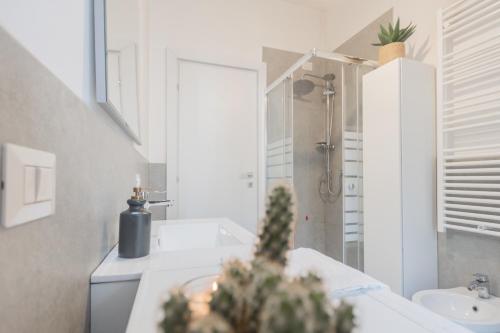 Luce Apartment by Rent All Como - image 5