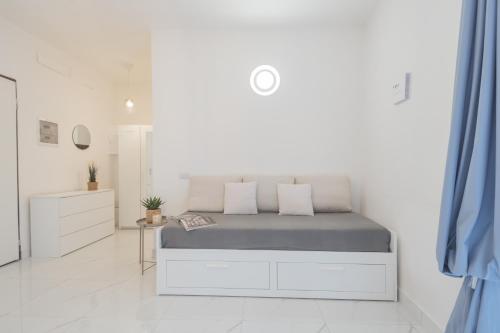 One-Bedroom Apartment image 8