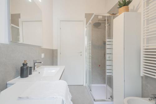 One-Bedroom Apartment image 4