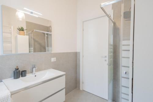 One-Bedroom Apartment image 3