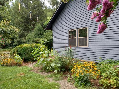 Restored1850s log cabin, with gazebo and gardens! 1 mile to downtown Weaverville in Weaverville, USA