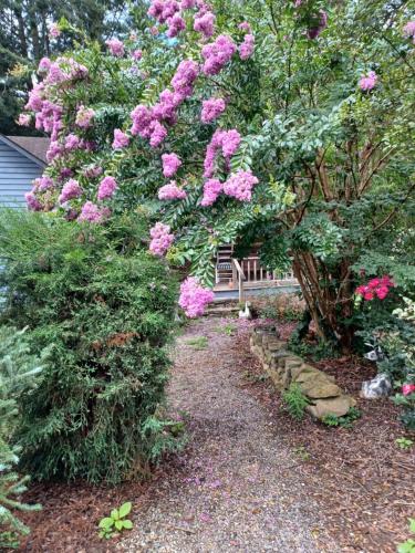 Restored1850s log cabin, with gazebo and gardens! 1 mile to downtown Weaverville in Weaverville, USA