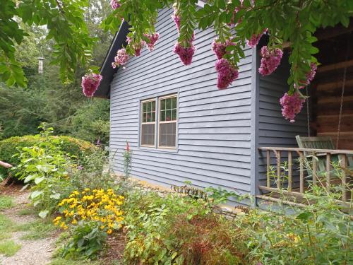 Restored1850s log cabin, with gazebo and gardens! 1 mile to downtown Weaverville in Weaverville, USA