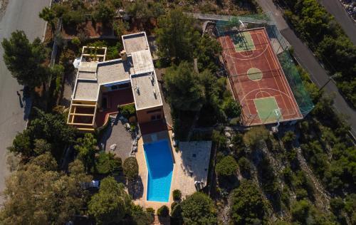 Villa with swimming pool and tennis/basketball court