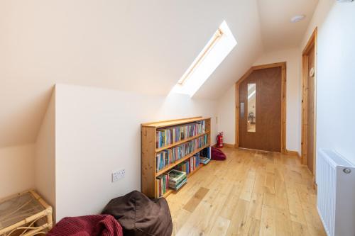 Iekārtas, Spacious 6 bedroom property on a working fruit farm in Knockbain