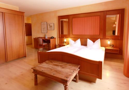 1 queen bed, 1 sofa bed