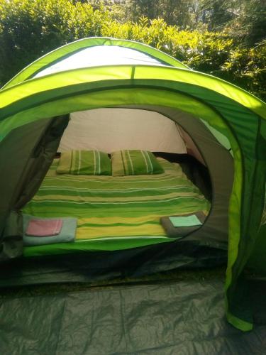 Tente 2 places installée sur emplacement 40 camping calme
