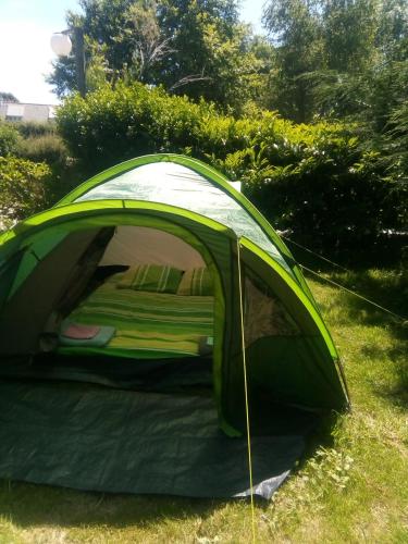 Tente 2 places installée sur emplacement 40 camping calme