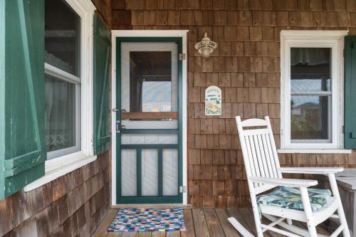 Island Dancer-Oceanfront dog friendly walkway to the beach cozy historic cottage - image 2