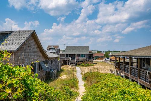 Island Dancer-Oceanfront dog friendly walkway to the beach cozy historic cottage - image 4