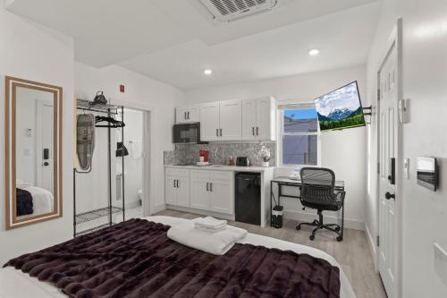 New Season Royals, Airport West