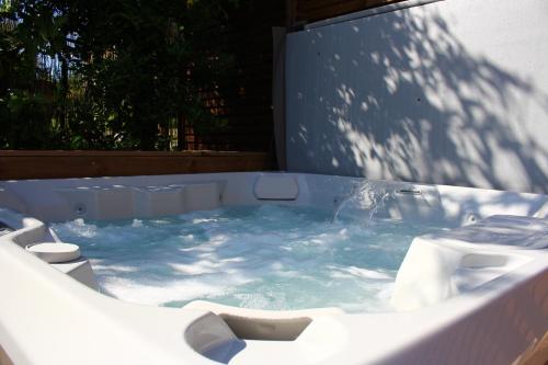 Karstais baseins, La Chaumière - Nature et SPA privé (La Chaumiere - Nature et SPA prive) in Beganne