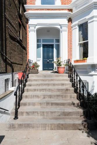 Notting Hill Home on Tree-Lined Street Near Tube Stations - image 14