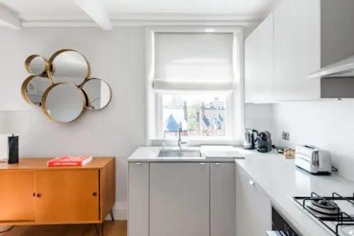 Notting Hill Home on Tree-Lined Street Near Tube Stations - image 11