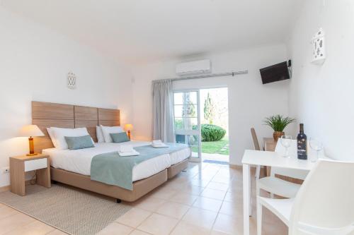 Atalaia Sol Aparthotel - tennis & heated pool in winter