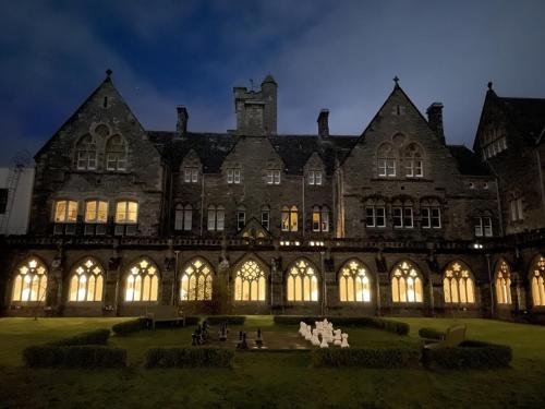 The Classrooms, Loch Ness Abbey - 142m2 Lifestyle & Heritage apartment - Pool & Spa - The Highland Club - Resort on lake shores