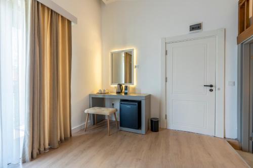 Standard Double Room image 7