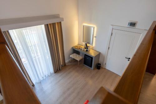 Standard Double Room image 8
