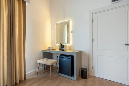 Standard Double Room image 6
